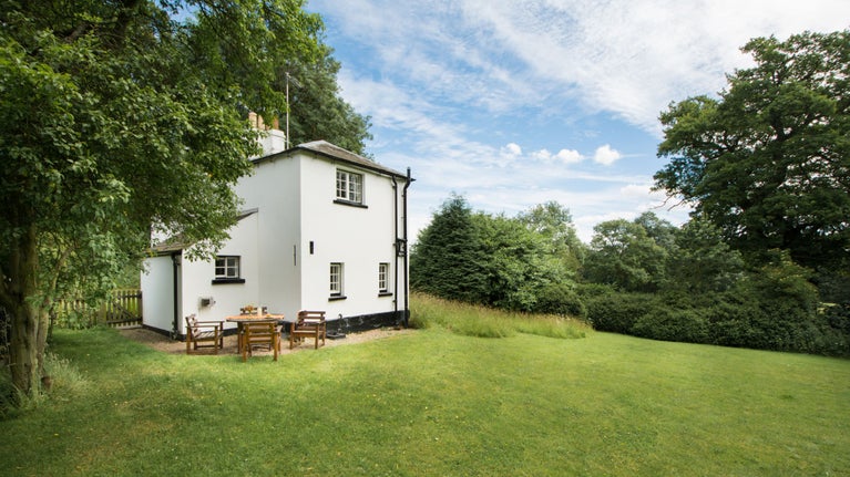 The unenclosed lawned garden at Heath End Lodge, Leicestershire